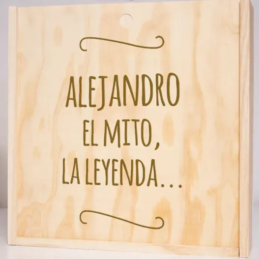 Caja de madera grabada