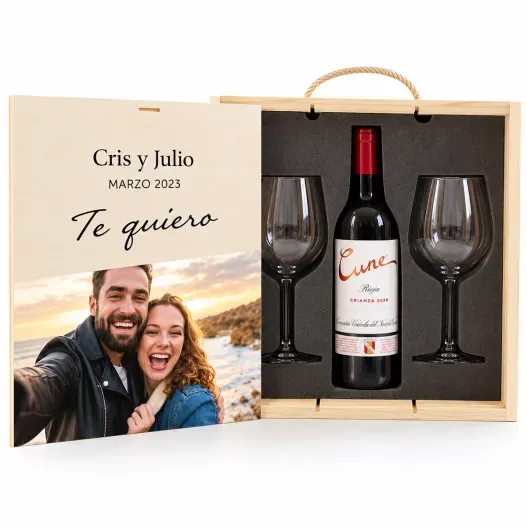 Caja de madera personalizada para parejas con vino Cune y copas