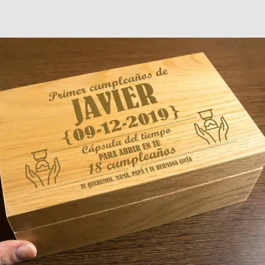 Caja de recuerdos en madera grabada (Foto de catálogo)