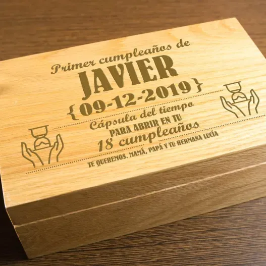 Caja de recuerdos en madera grabada (Detalle de presentación)