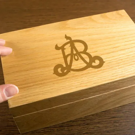 Caja de roble personalizada con monograma (Detalle de presentación)