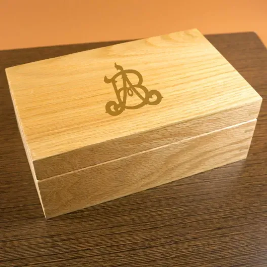 Caja de roble personalizada con monograma (Vista alternativa)