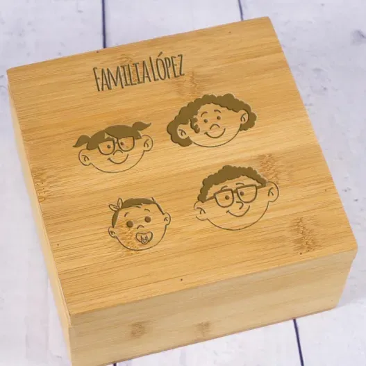 Caja de t&eacute; grabada 'Familia Molona' en Bamb&uacute;