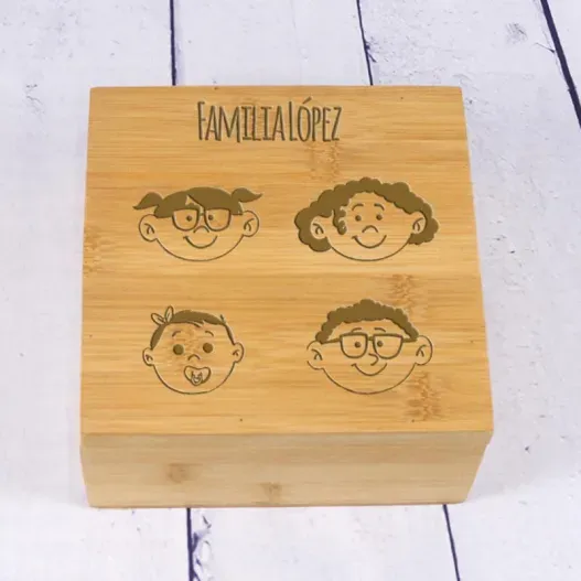 Caja de t&eacute; grabada 'Familia Molona' en Bamb&uacute; (Vista alternativa)