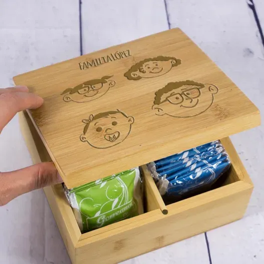 Caja de t&eacute; grabada 'Familia Molona' en Bamb&uacute; (Idea de regalo original)