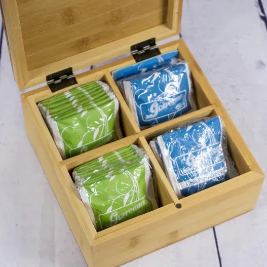 Caja de t&eacute; grabada 'Familia Molona' en Bamb&uacute; (Detalle de presentación)