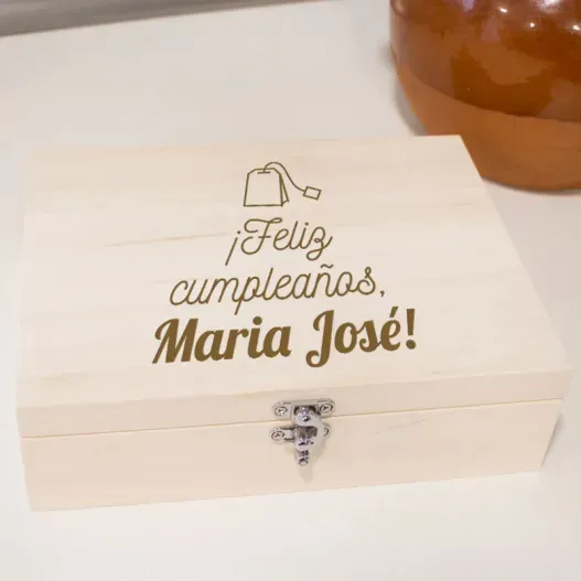 Caja de t&eacute; grabada para cumplea&ntilde;os (Vista alternativa)