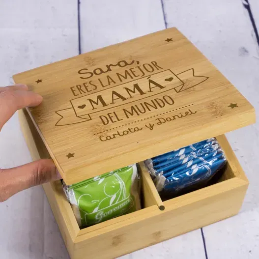 Caja de t&eacute; grabada para la mejor mam&aacute; en Bamb&uacute; (Foto de catálogo)