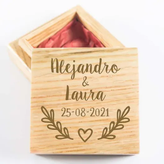 Caja grabada para regalar joya