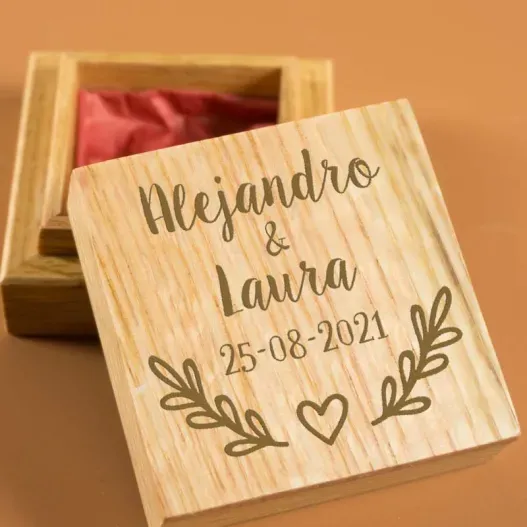 Caja grabada para regalar joya (Detalle de presentación)