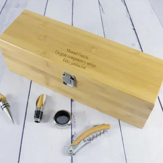 Caja sumiller Bamb&uacute; grabada con vino personalizado (Detalle de presentación)