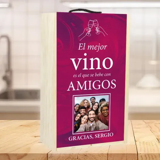 Caja vino personalizada 'Los Amigos' (Detalle de presentación)