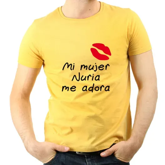 Camiseta mi mujer me adora personalizada (Detalle de presentación)