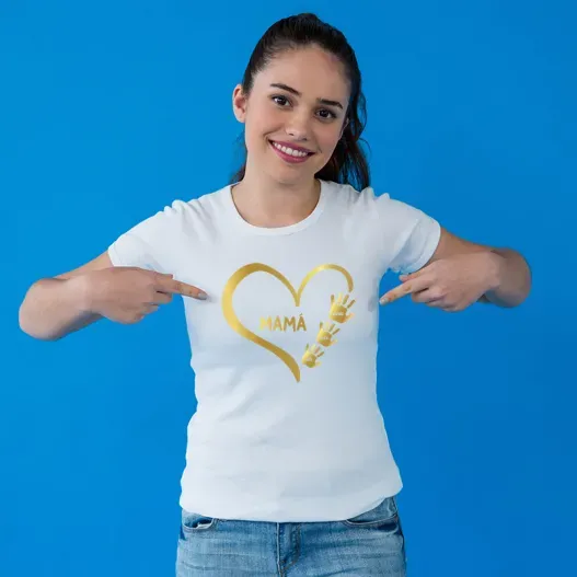 Camiseta personalizada 'Huellas de mam&aacute;' (Detalle de presentación)