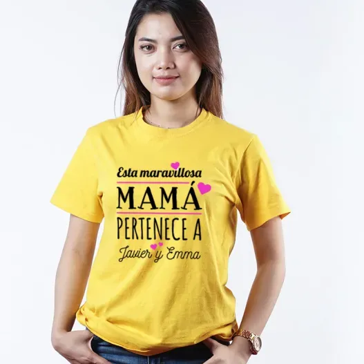 Camiseta personalizada 'Mam&aacute; pertenece a...' (Detalle de presentación)