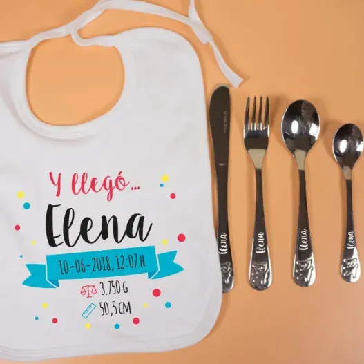 Canastilla para beb&eacute; personalizada 'Y lleg&oacute;...' (Detalle de presentación)