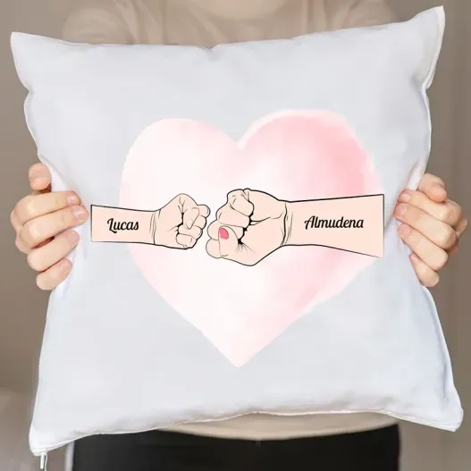 Coj&iacute;n personalizado 'Equipo de mam&aacute;' (Detalle de presentación)