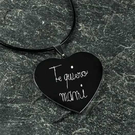 Colgante coraz&oacute;n con tu letra grabada (Vista alternativa)