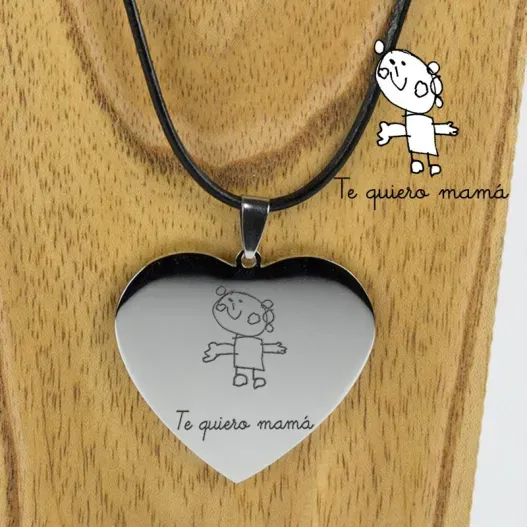 Colgante coraz&oacute;n con el dibujo de tu hijo grabado (Foto de catálogo)