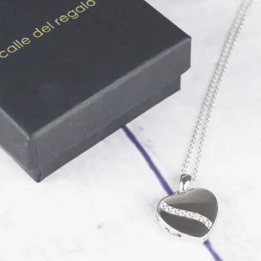 Colgante coraz&oacute;n de plata grabado para 2 fotos (Detalle de presentación)