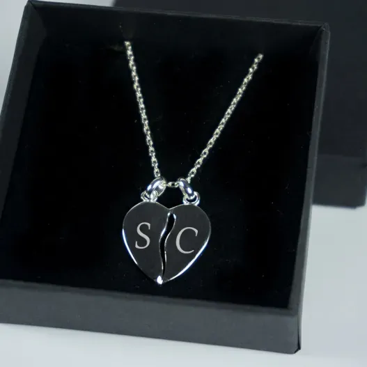 Colgante coraz&oacute;n divisible de plata personalizado (Detalle de presentación)