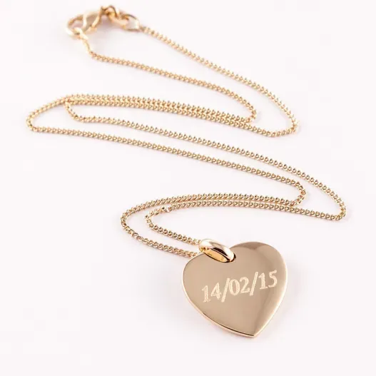 Colgante coraz&oacute;n de plata grabado (Foto de catálogo)