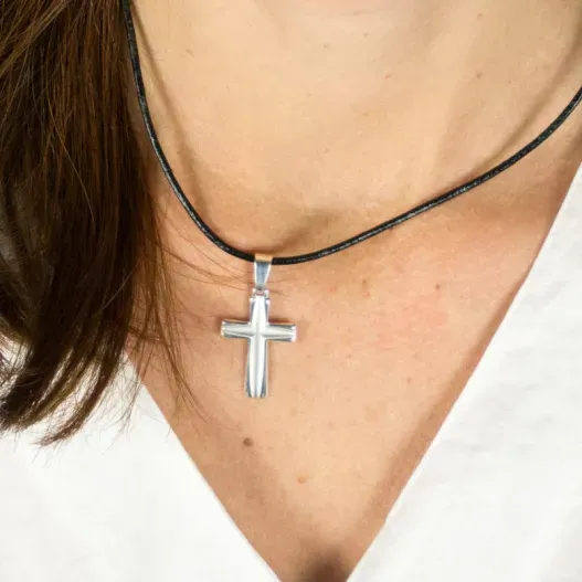 Colgante cruz de plata personalizada (Vista alternativa)