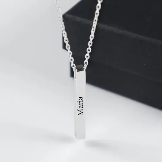 Colgante de plata barra vertical grabada (Detalle de presentación)