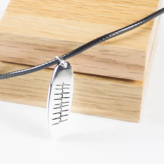 Colgante de plata ovalado grabado 'Latidos' (Idea de regalo original)