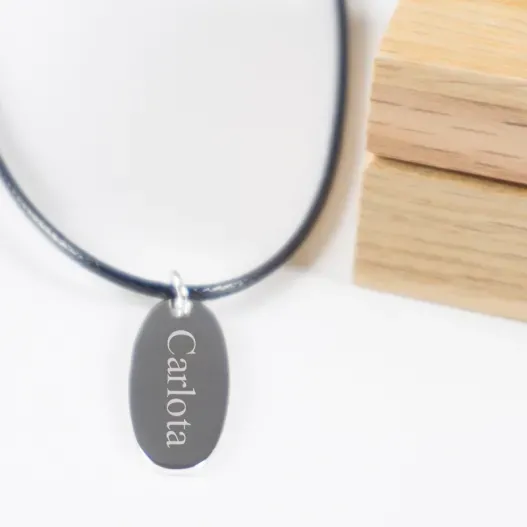 Colgante de plata ovalado personalizado (Detalle de presentación)