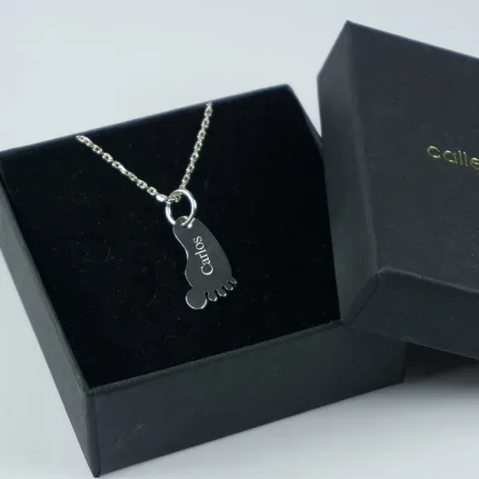 Colgante de plata pie de beb&eacute; personalizado (Detalle de presentación)