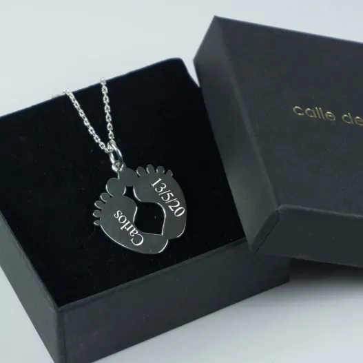 Colgante de plata pies de beb&eacute; personalizados (Idea de regalo original)
