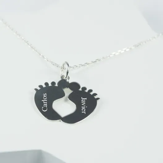 Colgante de plata pies de beb&eacute; personalizados (Foto de catálogo)