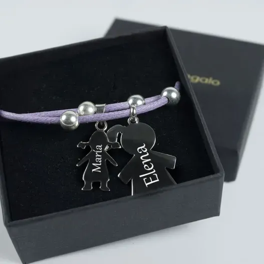 Colgante de plata querubin mam&aacute; e hija grabado (Detalle de presentación)