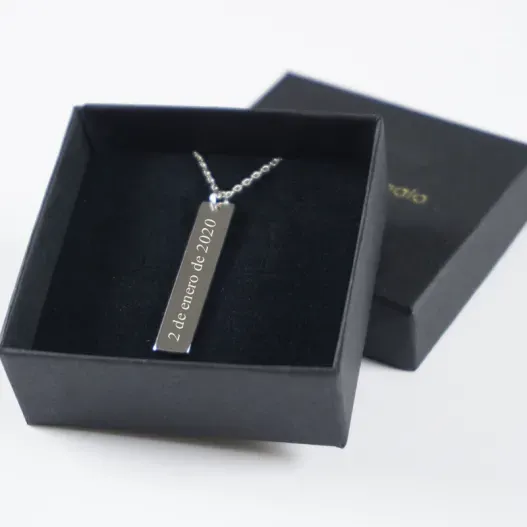 Colgante de plata vertical personalizado con nombre (Detalle de presentación)
