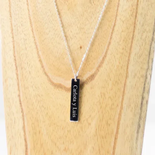 Colgante de plata vertical personalizado con nombre (Vista alternativa)