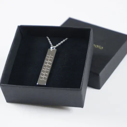 Colgante de plata vertical personalizado 'Latidos' (Detalle de presentación)