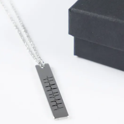 Colgante de plata vertical personalizado 'Latidos' (Vista alternativa)