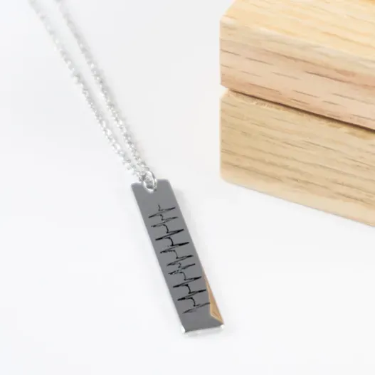 Colgante de plata vertical personalizado 'Latidos' (Idea de regalo original)