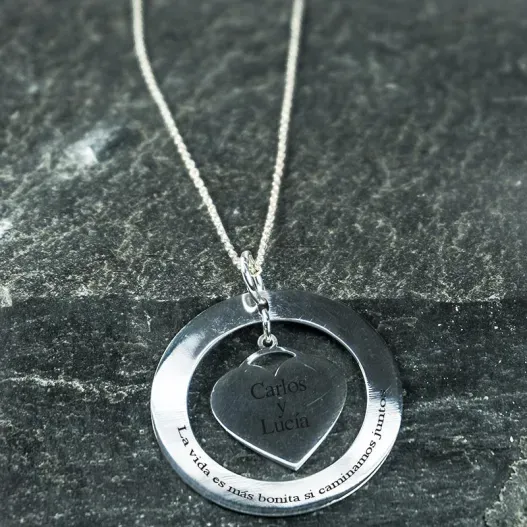 Colgante disco y coraz&oacute;n de plata personalizado (Idea de regalo original)