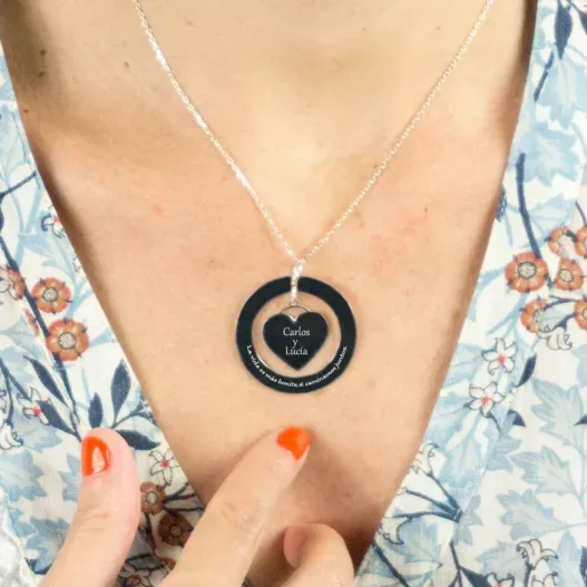 Colgante disco y coraz&oacute;n de plata personalizado (Detalle de presentación)
