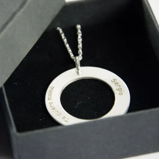Colgante ficha de plata con Swarovski (Detalle de presentación)