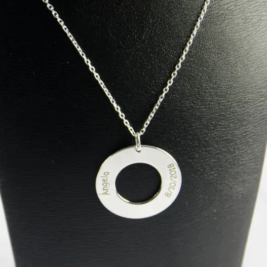 Colgante ficha de plata grabada (Foto de catálogo)