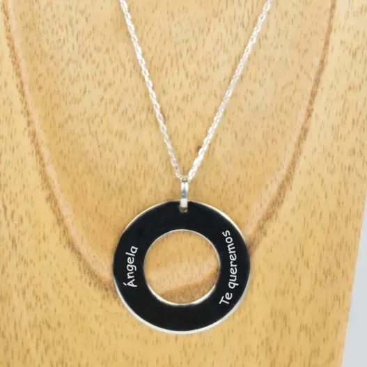 Colgante ficha de plata grabada