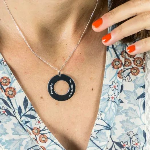 Colgante ficha de plata grabada (Detalle de presentación)