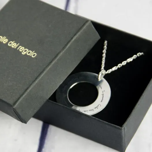 Colgante ficha de plata grabada para profe (Detalle de presentación)