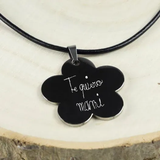 Colgante flor con tu letra grabada (Foto de catálogo)