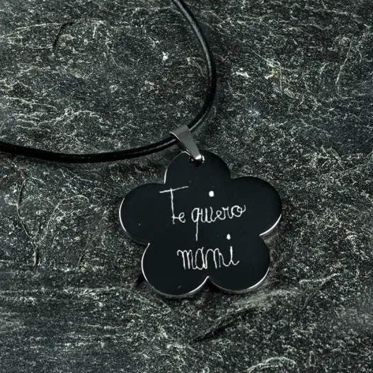 Colgante flor con tu letra grabada (Vista alternativa)