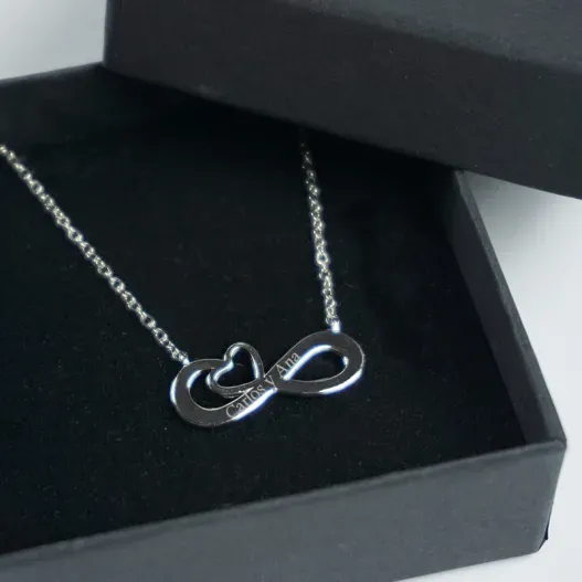 Colgante infinito de plata grabada (Idea de regalo original)