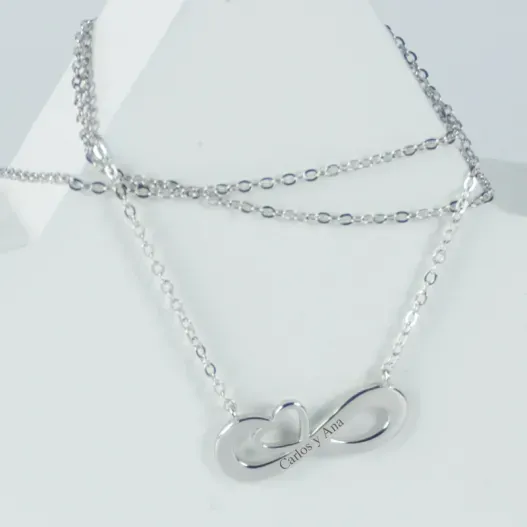 Colgante infinito de plata grabada (Detalle de presentación)